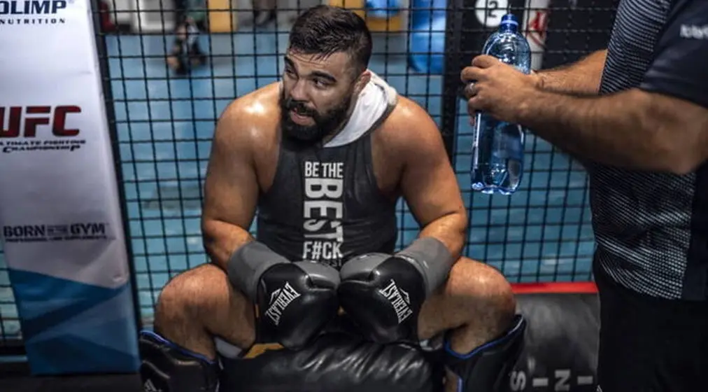 علی اکبری فقط حرف نمی زند، عمل می کند