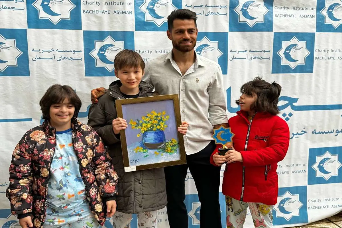 پور علی گنجی در بین بچه های آسمان