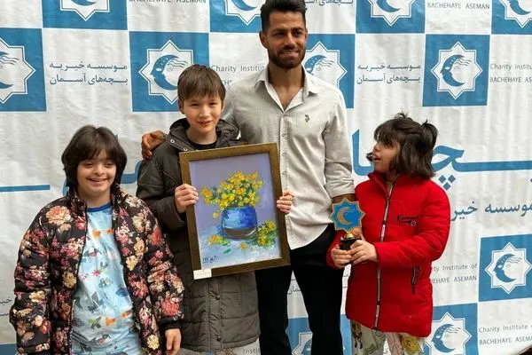 پور علی گنجی در بین بچه های آسمان