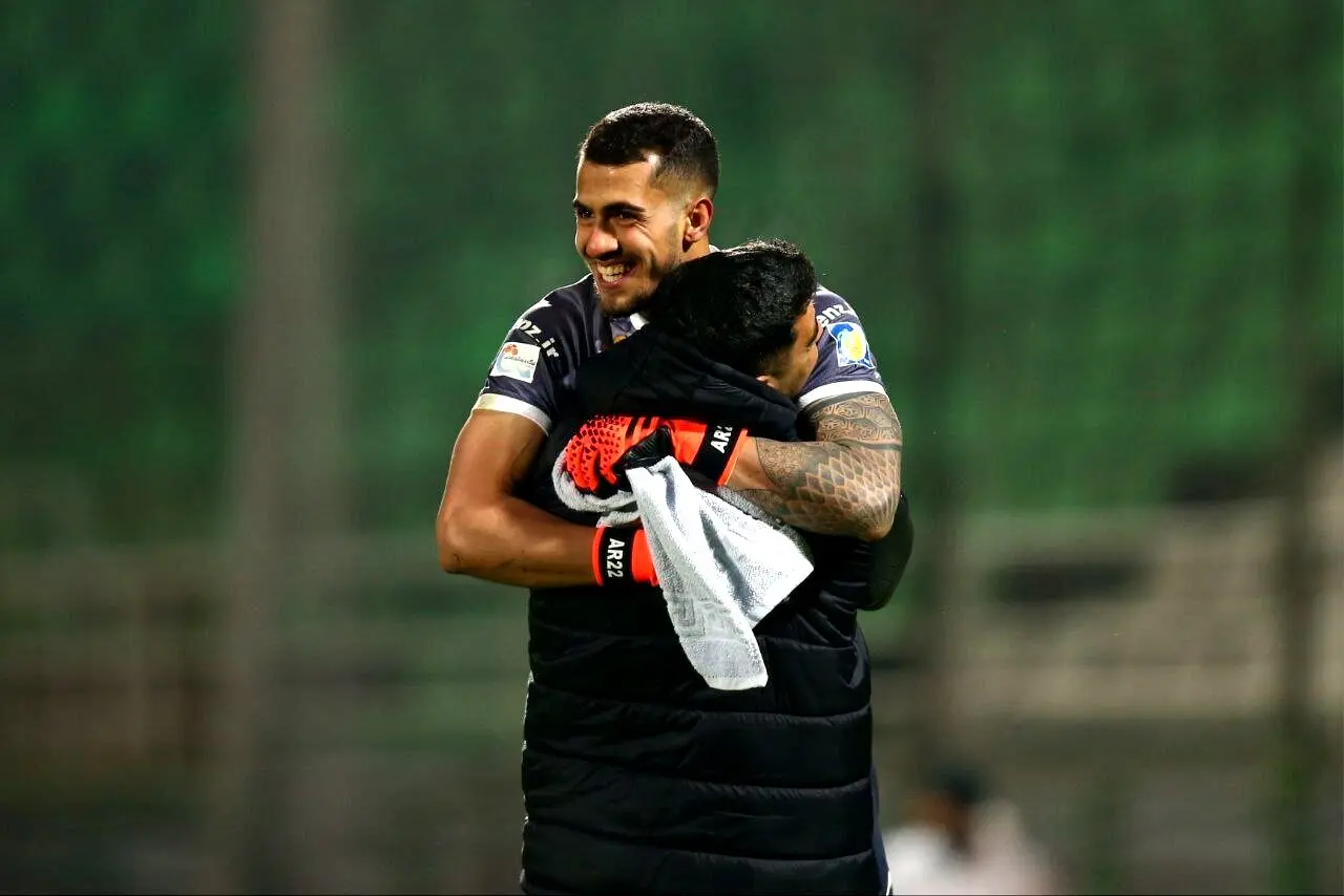 اقدام خطرناک گلر پرسپولیس و بی‌توجهی عجیب باشگاه