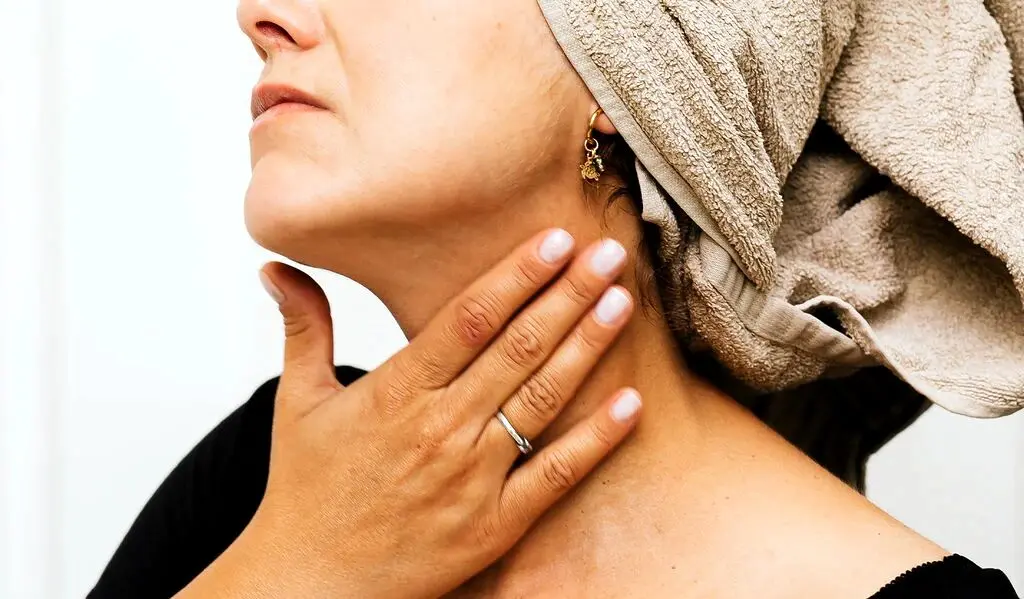 ببینید | روش عجیب زن ۹۵ ساله برای جوان کردن پوستش با جاروبرقی!
