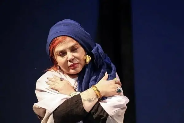 تئاتر «دورهمی بانوی اول» به کارگردانی بهاره رهنما روی صحنه می‌رود