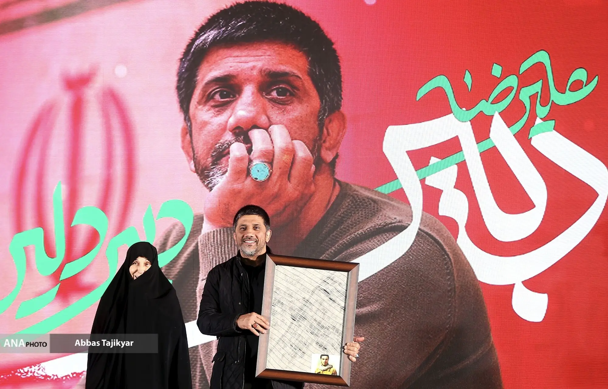 دبیر از جشنواره فرهنگی جایزه گرفت!