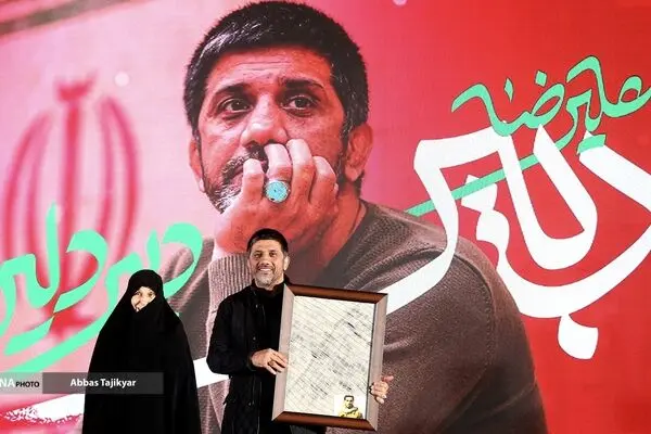 دبیر از جشنواره فرهنگی جایزه گرفت!