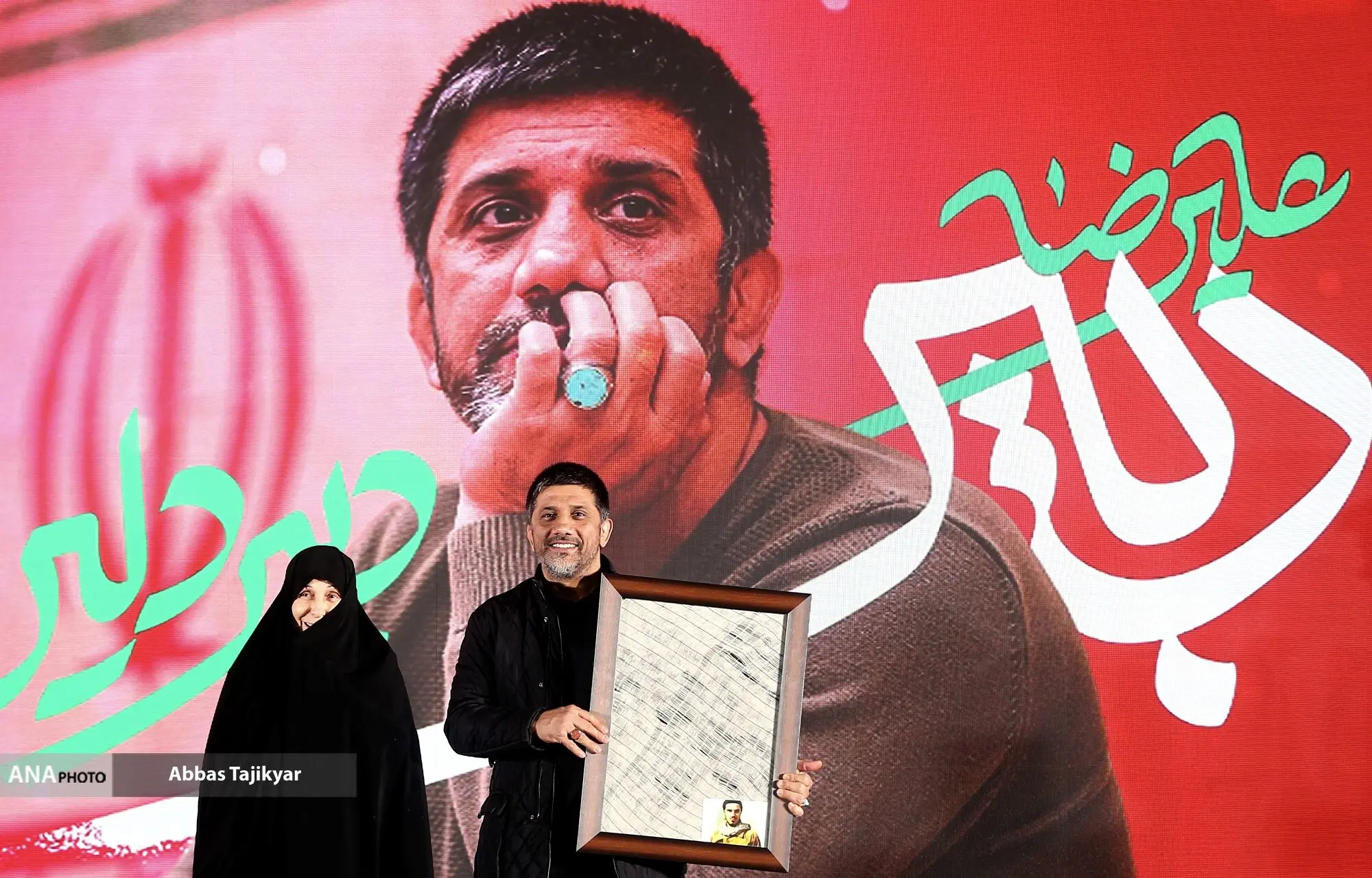 دبیر از جشنواره فرهنگی جایزه گرفت!