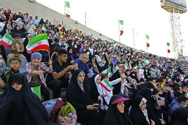 انتقاد تند روزنامه اصولگرا از تجمع حجاب در ورزشگاه آزادی؛ خالی بودن بخشی از ورزشگاه را نمی‌شد پنهان کرد