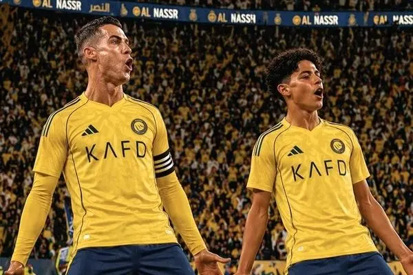 پسر در کنار پدر ؟!