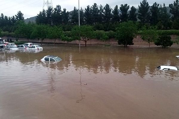 سیل و آبگرفتگی شدید در مشهد را ببینید | خودروهایی که سیل با خود می برد