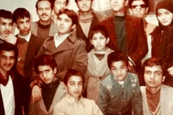 رضا عطارانِ نوجوان در مشهدِ ۱۳۵۹؛ تصویری از آغاز فعالیت هنری 