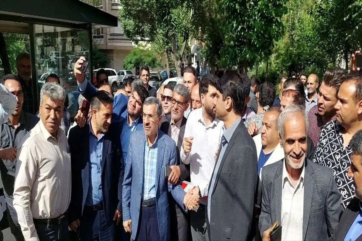تصاویر | حضور رئیسجمهور سابق ایران در حلقه طرفدارانش؛ امروز میدان نارمک