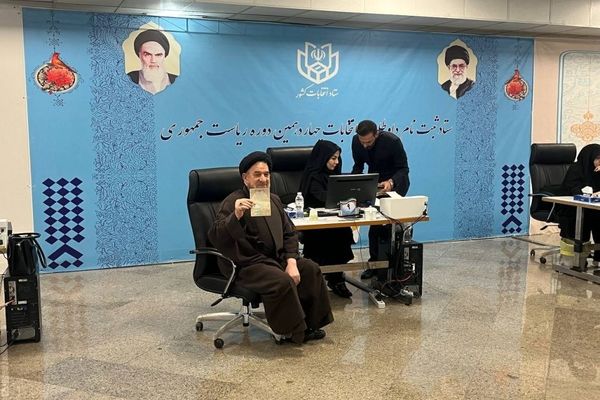 ثبت نام اولین روحانی در انتخابات ریاست جمهوری | معاون احمدی نژاد نامزد شد