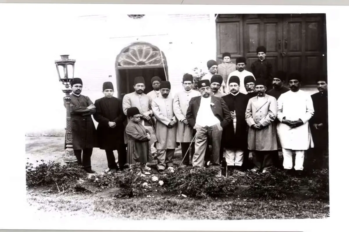 عکسهای لورفته از آرشیو کاخ گلستان؛ از عکس دستهجمعی کدخدایان ده تا زن ۱۰۵ساله در حال قلیان کشیدن