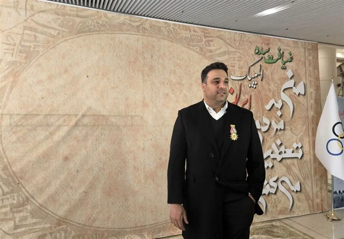 احسان حدادی پشت میز ریاست است