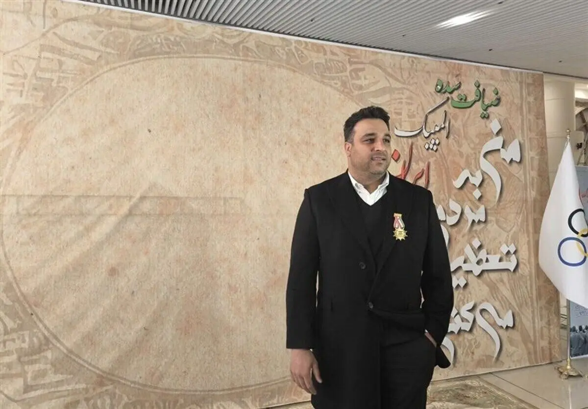 احسان حدادی پشت میز ریاست است