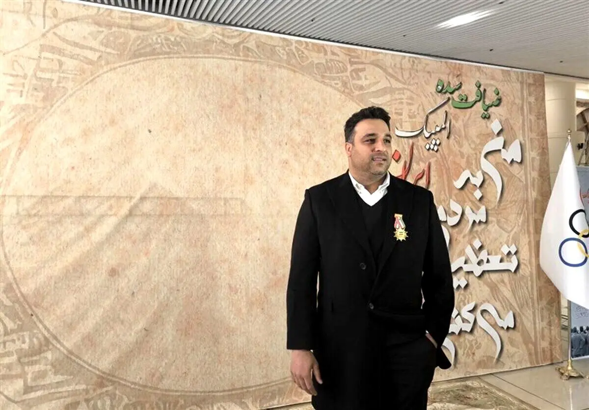 احسان حدادی پشت میز ریاست است