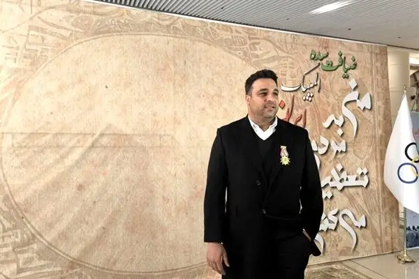 احسان حدادی پشت میز ریاست است