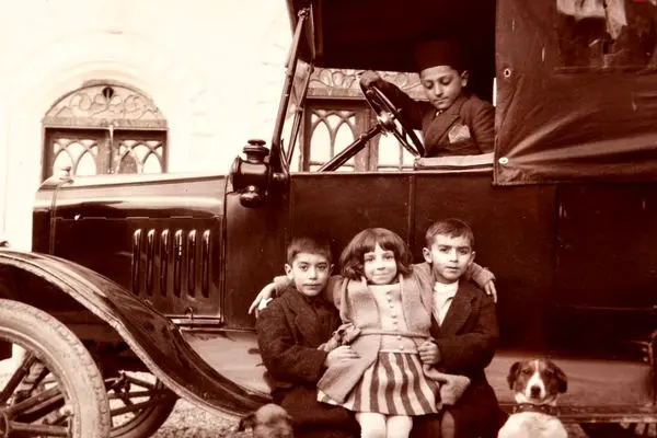 سفر به تاریخ؛ کودکان اشراف‌زادۀ قاجاری کنار سگ‌هایشان؛ یک قرن قبل

