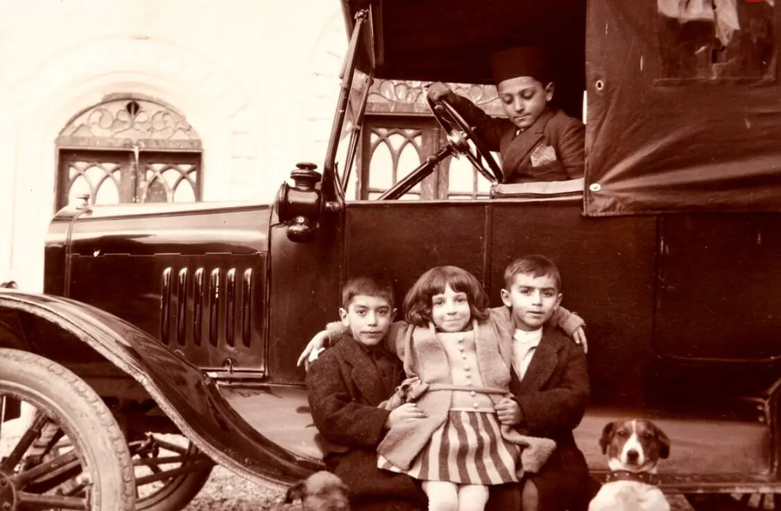 سفر به تاریخ؛ کودکان اشراف‌زادۀ قاجاری کنار سگ‌هایشان؛ یک قرن قبل
