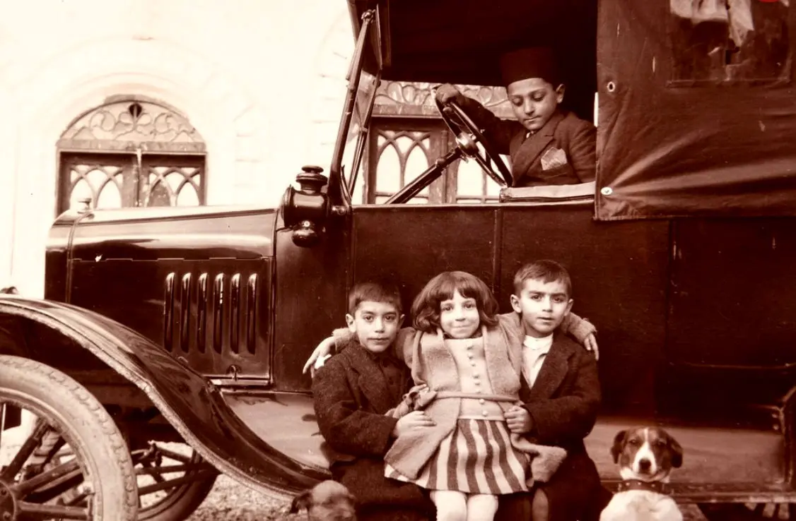 سفر به تاریخ؛ کودکان اشراف‌زادۀ قاجاری کنار سگ‌هایشان؛ یک قرن قبل
