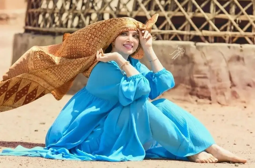 تصاویری متفاوت از بهنوش طباطبایی سوار بر شتر