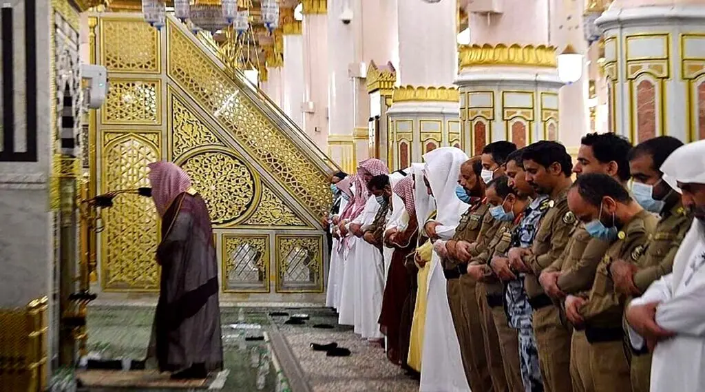 حمله مردم عربستان به خطیب جمعه مدینه | درگیری بر سر اعتراض به طرح بن‌سلمان