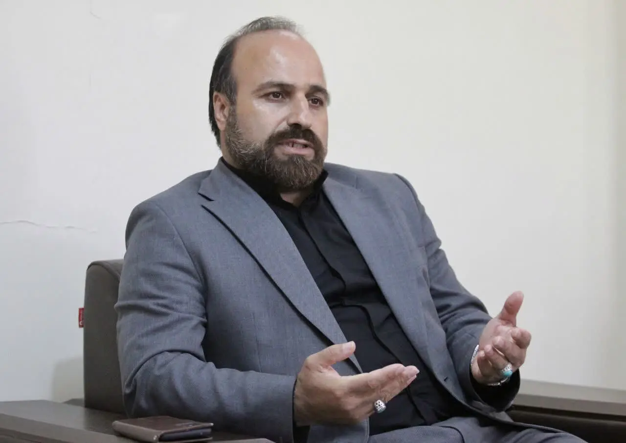 شوخی نامتعارف شهردار خرم‌آباد با دانشجویان دختر + ویدئو