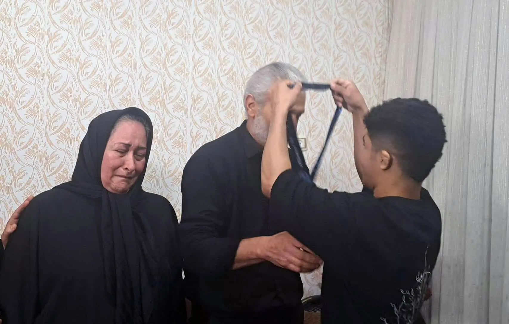 تقدیم مدال جهانی کشتی به شهید ناوشکن دنا