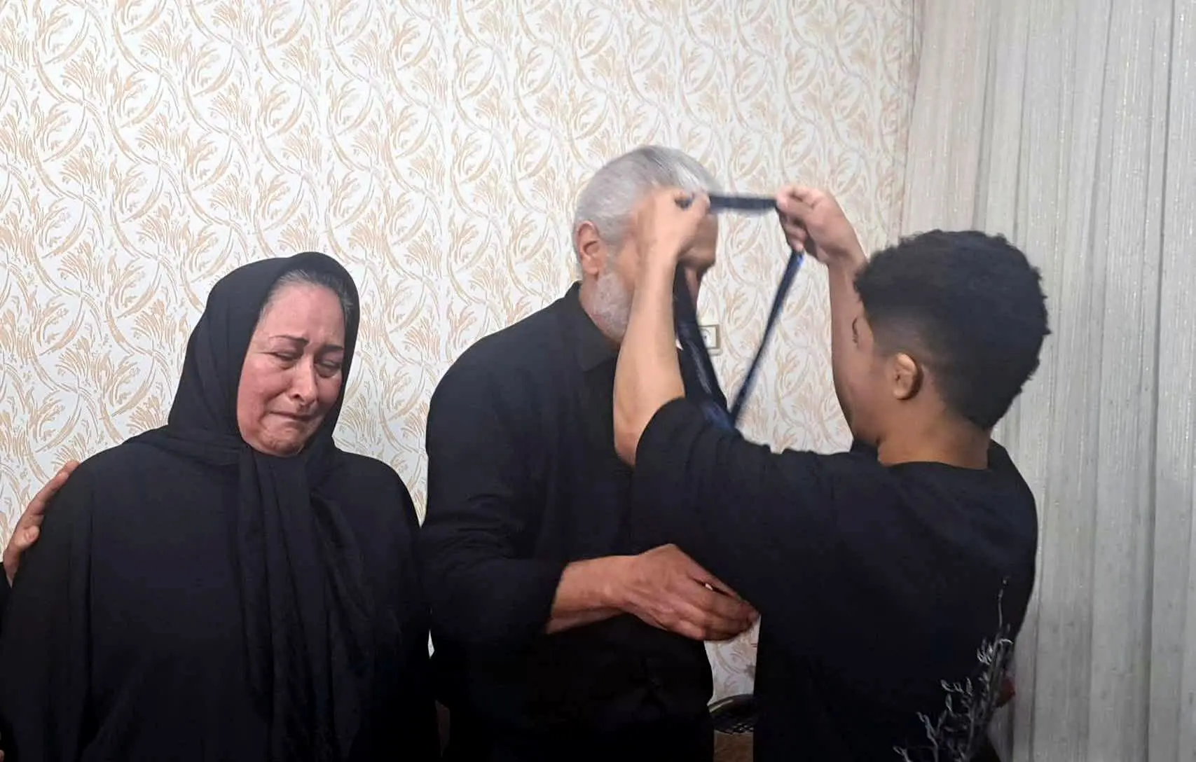 تقدیم مدال جهانی کشتی به شهید ناوشکن دنا