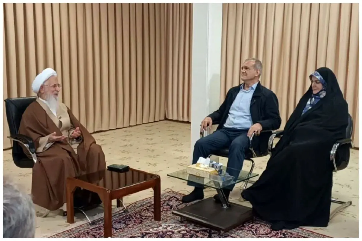 اطلاعیه دفتر آیت‌الله جوادی آملی در خصوص حواشی دست دادن با پزشکیان | نحوه خاص دست دادن را ببینید