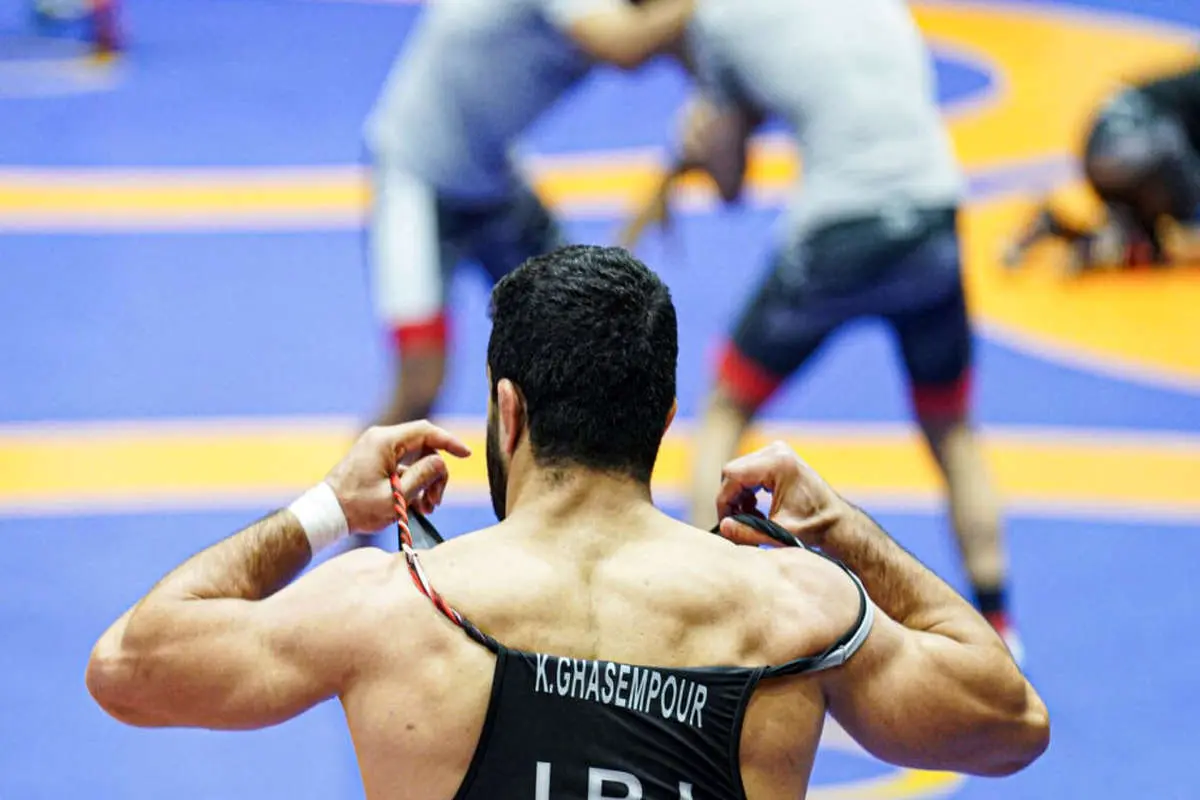 دبیر بالاخره کوتاه آمد