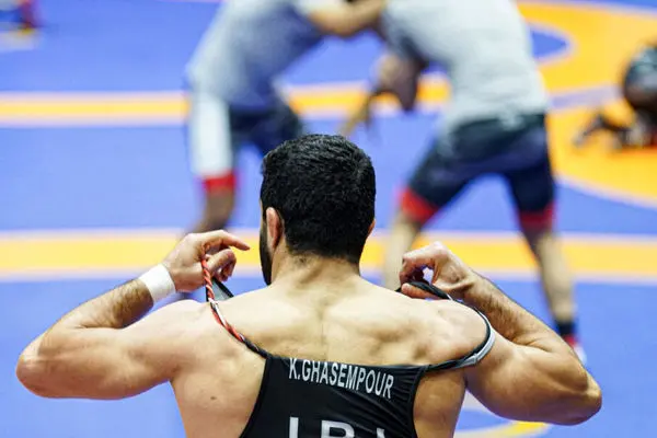 دبیر بالاخره کوتاه آمد