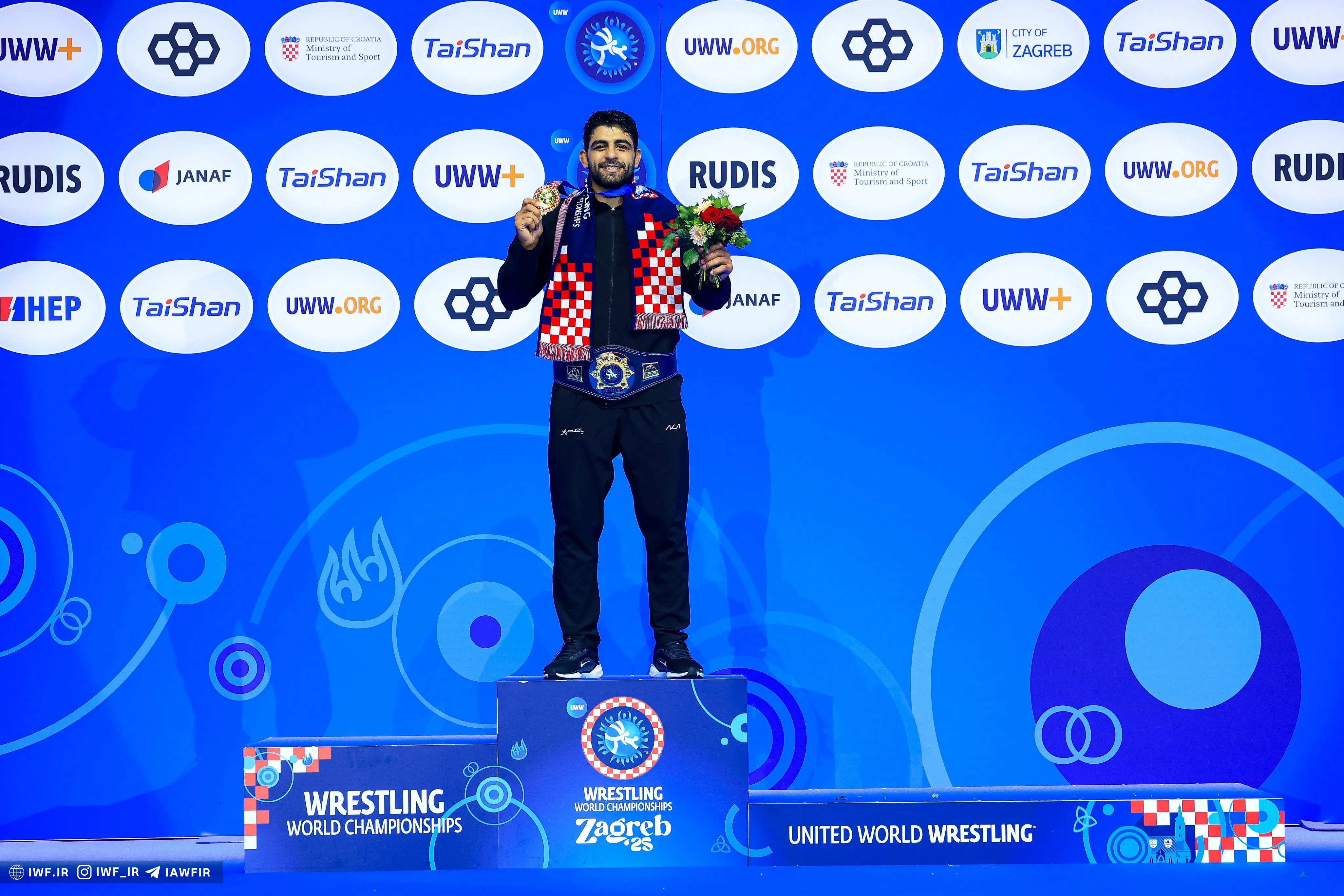 برق مدال طلا برگردن ساروی+عکس