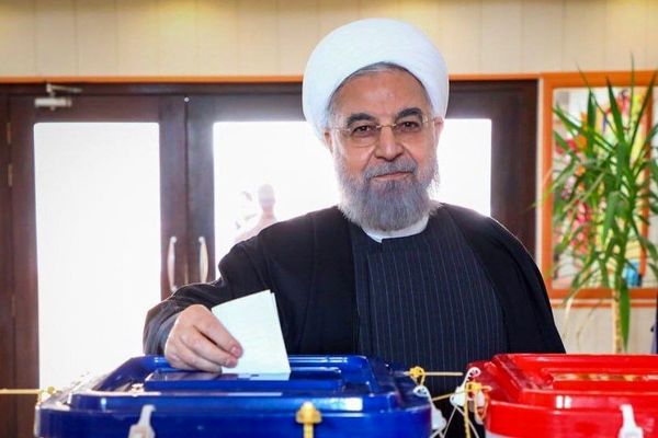 روحانی اینگونه موقع رای دادن از پزشکیان حمایت کرد + عکس