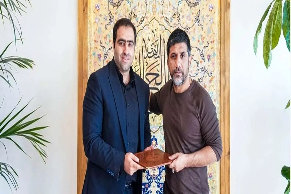 دبیر به خاکی زد !