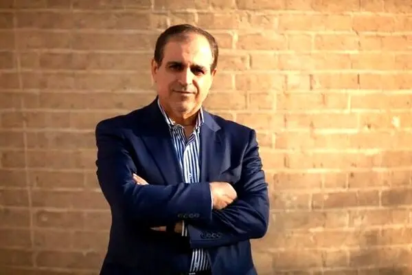 مدیرمسئول روزنامه شرق: از خبرنگارها می‌خواهند با دستان بسته در استخر شنا کنند
