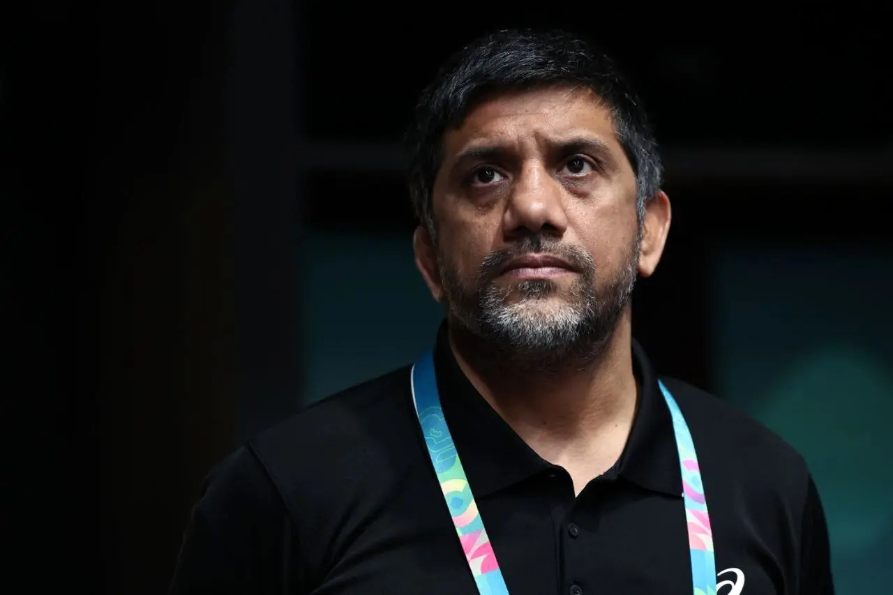 پاسخ با سیاست دبیر به سوالات جنجالی