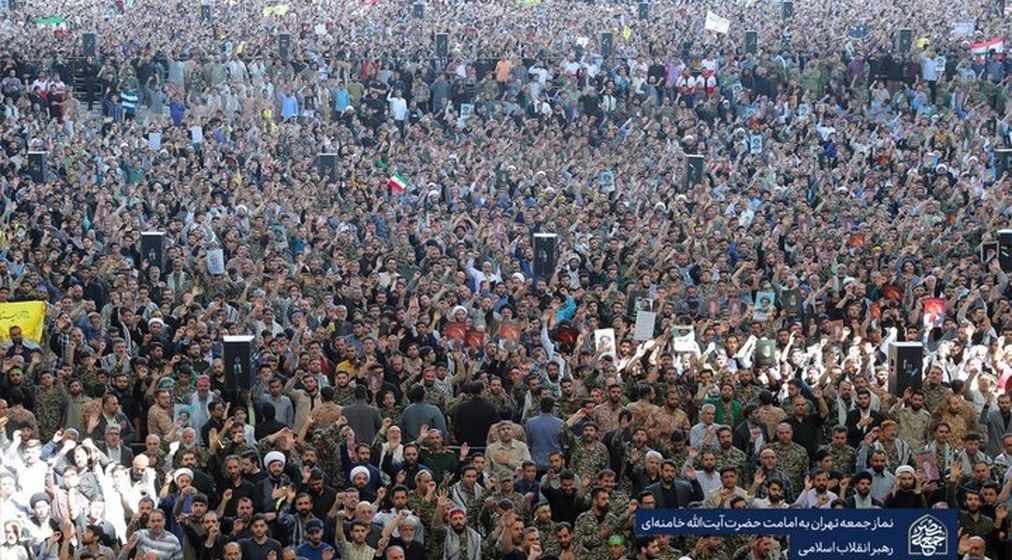 تصویر استفاده عجیب از عمامه یک روحانی در نماز جمعه دیروز