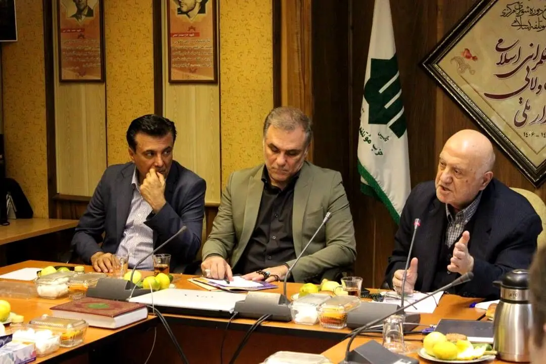 مشکل سرخابی ها ضعیف مدیریت است نه تزریق پول