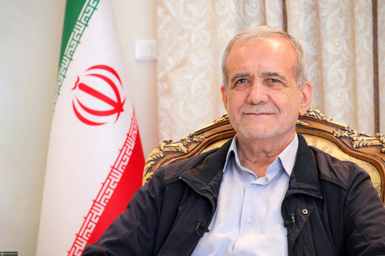 پزشکیان  بازوبند پهلوانی را به دستان این ورزشکار بست
